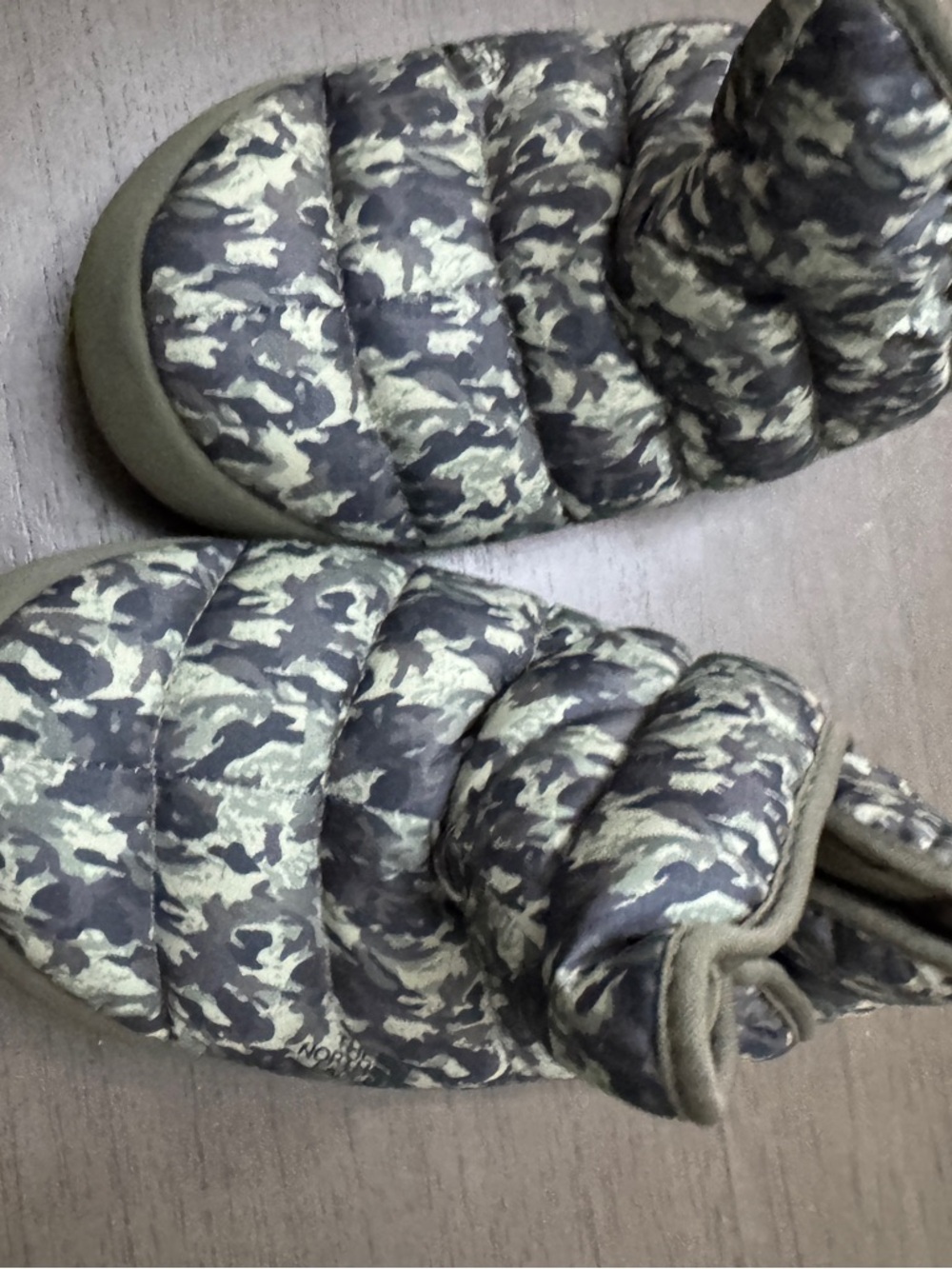 The North Face Kids Camouflage Puffer Slippers - Olive/Black